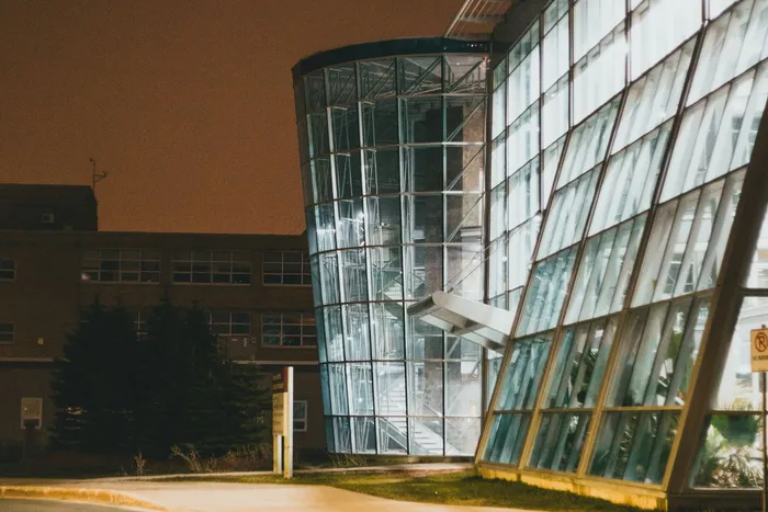 Fachada de vidrio — vista nocturna de detalle
